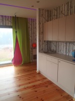 Strefa dla dzieci, przestronne pokoje z garderobą i łazienką dla czwórki dzieci. Zaprojektowano miejsce do spania dla każdego dziecka - kapsułę tapicerowaną miękką tkaniną, gdzie maluchy chętnie przebywają, miejsca do pracy z wygodnymi biurkami oraz miejsce do zabawy, gdzie najchętniej zaglądają dorośli... ...zawieszone przytulne, miękkie hamaki zapraszają do zabawy... 