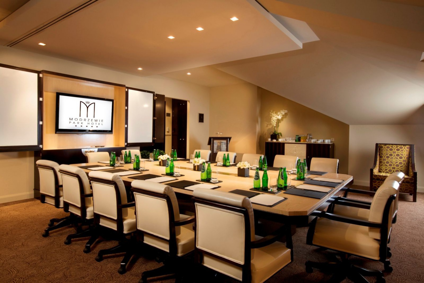 Modrzewie Park Hotel Board Meeting Room.jpg