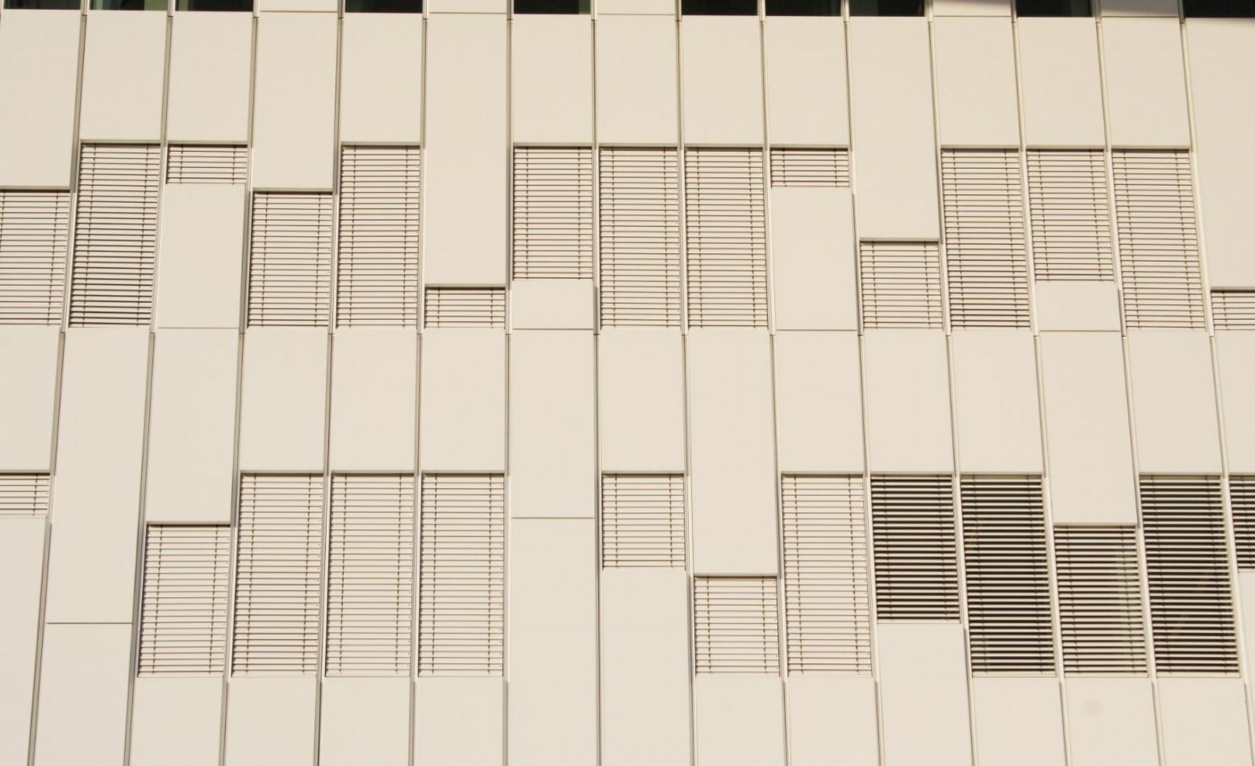 Zewnętrzne żaluzje okienne Hunter Douglas_1.JPG