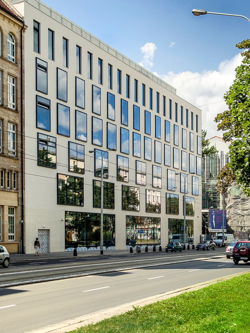 Elewację budynku wykonano z białej cegły klinkierowej Montblanc z gładką fakturą lica.jpg