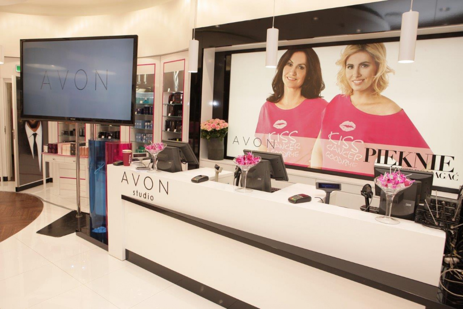 Paleta kolorów AVON – biel, magenta i czerń – została wyraźnie zaznaczona w salonie, zarówno w ogólnym ujęciu, jak i elementach dekoracyjnych. Fot. Forbis Group