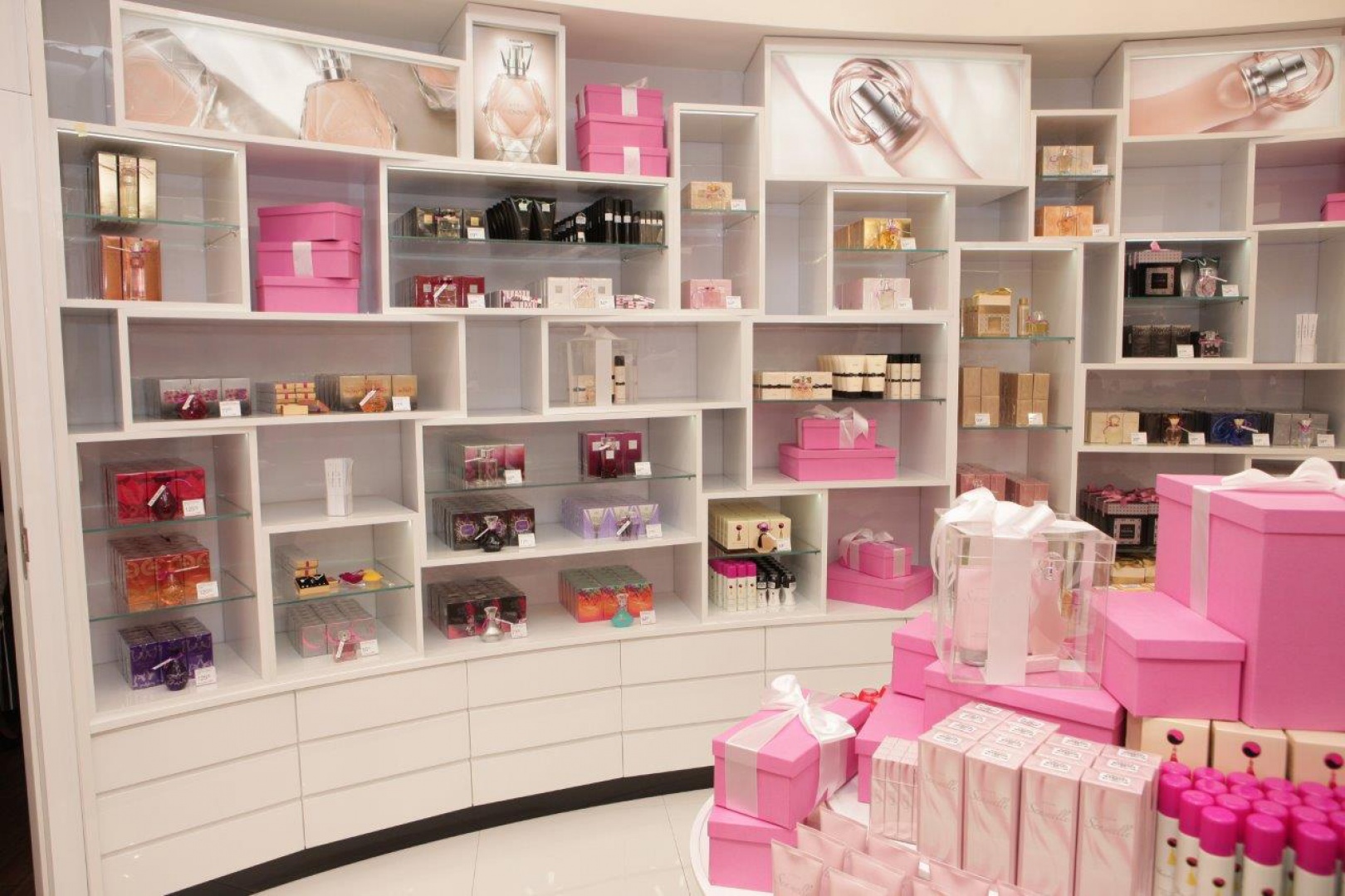 Butik podzielono na szereg stref produktowych. Powierzchnia AVON Studio sięga 190 m2. Fot. Forbis Group