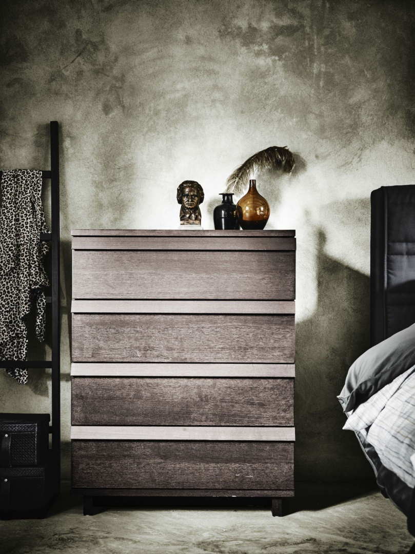 Zintegrowane uchwyty nadają komodzie OPPLAND prosty, minimalistyczny wygląd. Szuflady gładko się zamykają, dzięki czemu są ciche. Fot. IKEA