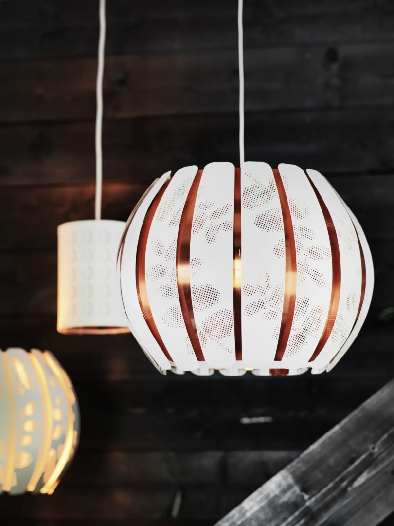 Podświetlone klosze ÖVERUD stworzone przez studio projektowe WIS design ze Sztokhol- mu, tworzą niesamowite efekty de- koracyjne dzięki wyciętym wzorom. Fot. IKEA