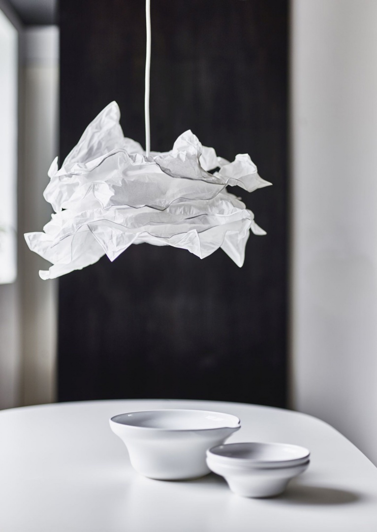 Papierowy klosz KRUSNING, można samodzielnie kształ- tować za pomocą cienkich drucików. Fot. IKEA
