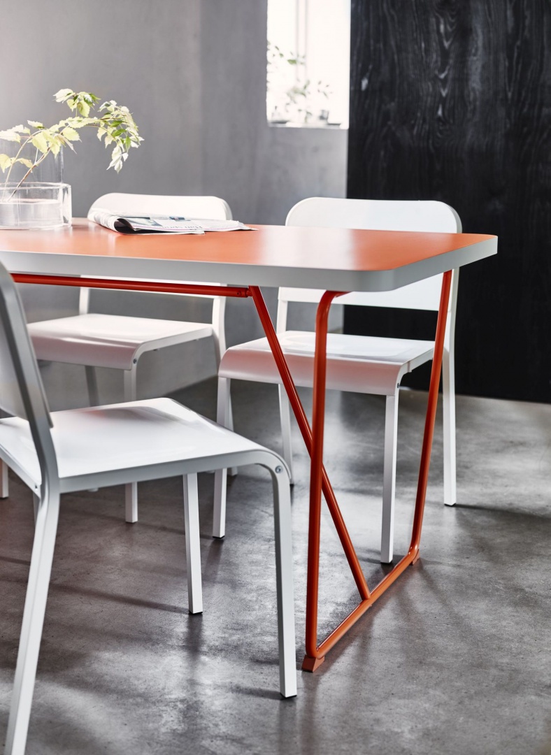 Stół BACKARYD/RY- DEBÄCK nasyci wnętrze kolorami. Fot. IKEA