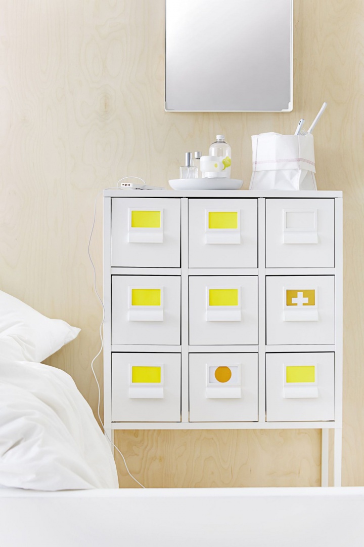 Segregowanie drobiazgów już nie będzie problemem, szufladki można oznaczyć etykietą z nazwą. Kolekcja SPRUTT. Fot. IKEA