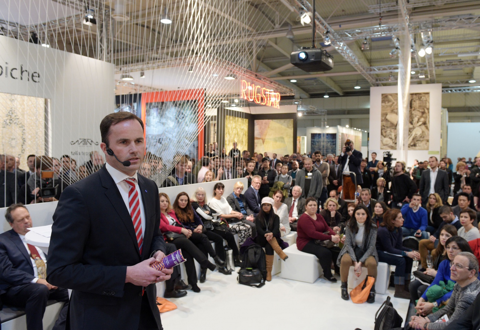 Dr. Jochen Köckler, Member of the Managing Board, Deutsche Messe AG, presents the Carpet Design Awards 2015 in Hannover. Fot. Domotex