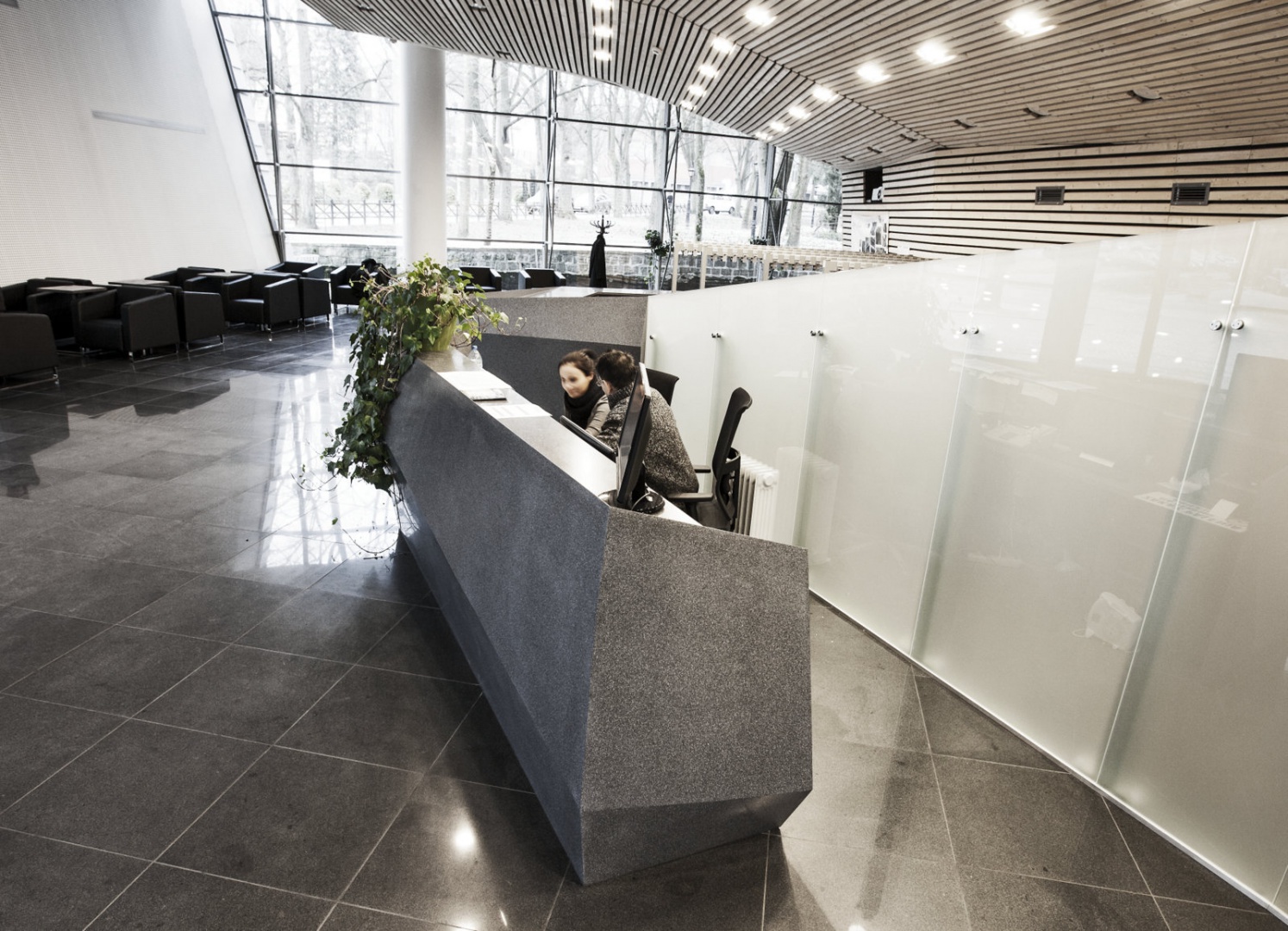 DuPont™ Corian® o grubości 12 mm w kolorze Midnight, został wykorzystany do zbudowania lad w recepcji i szatni, a także stolików i lady w filharmonicznej kawiarni. Fot. DuPont