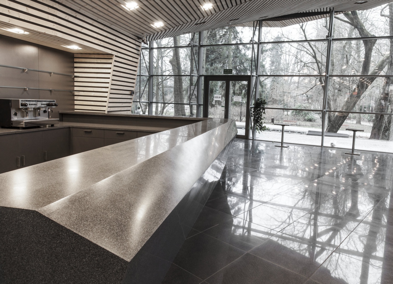 Ponieważ rozmiar działki i blisko rosnące drzewa nie pozwoliły na wykonanie projektu rozbudowanej bryły, architekci skupili się na architekturze wnętrz. Fot. DuPont