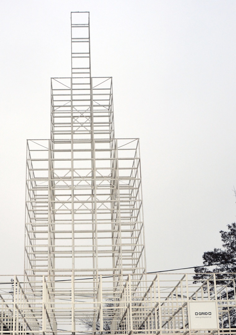 Instalacja przypominająca Pałac Nauki i Kultury, na terenie Soho Factory w Warszawie. Fot. GRID