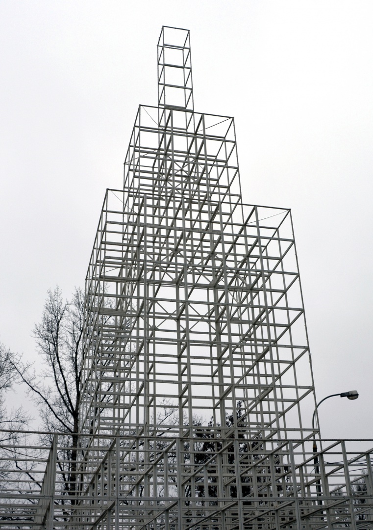 Instalacja przypominająca Pałac Nauki i Kultury, na terenie Soho Factory w Warszawie. Fot. GRID
