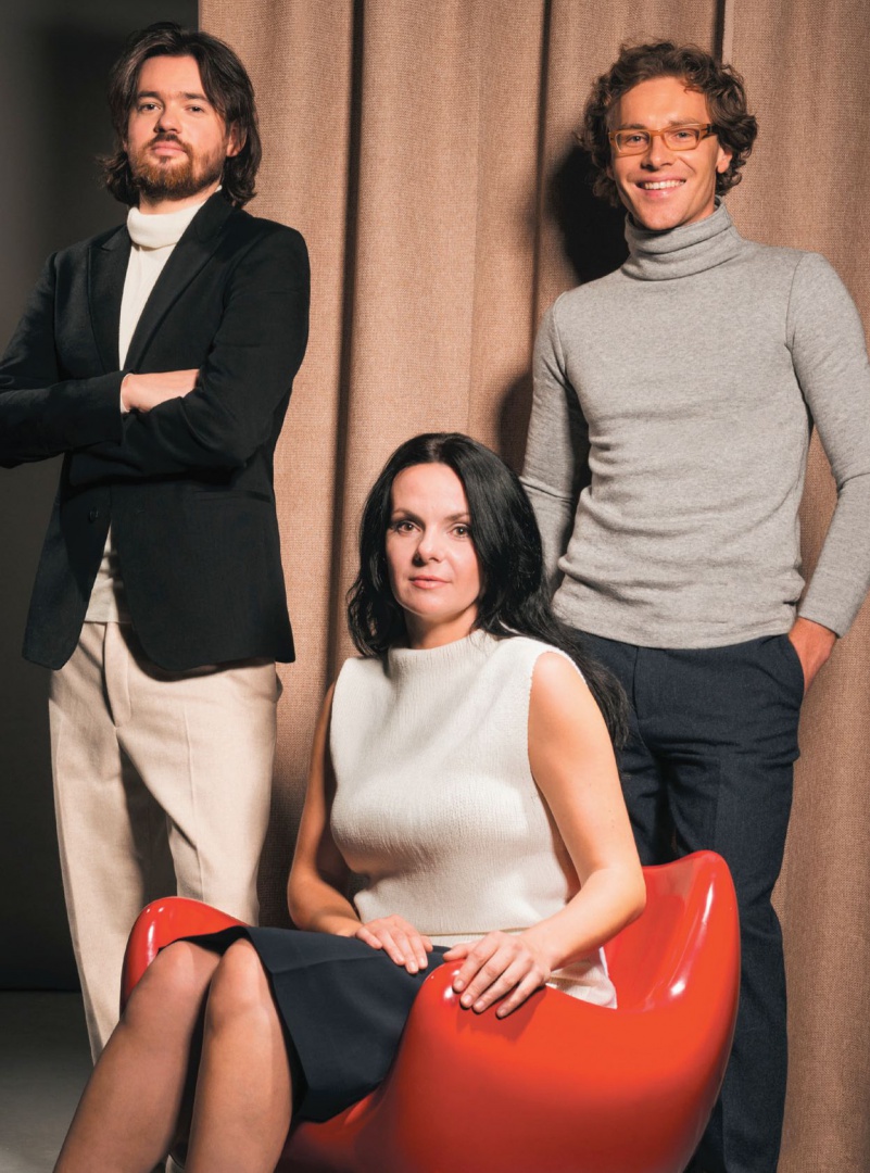 Od lewe: Jakub Sobiepanek (twórca marki Vzór, dyrektor artystyczny), Krystyna Łuczak-Surówka (historyk designu) i Michał Woch (dyrektor zarządzający). Fot. Vzór