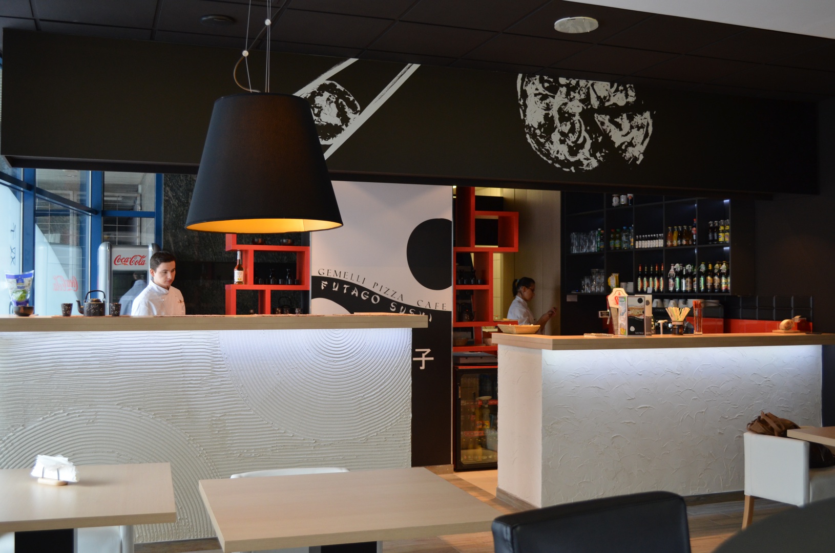 Aranżacja restauracji łączy japońską prostotę i włoską elegancję. Fot. Archimental