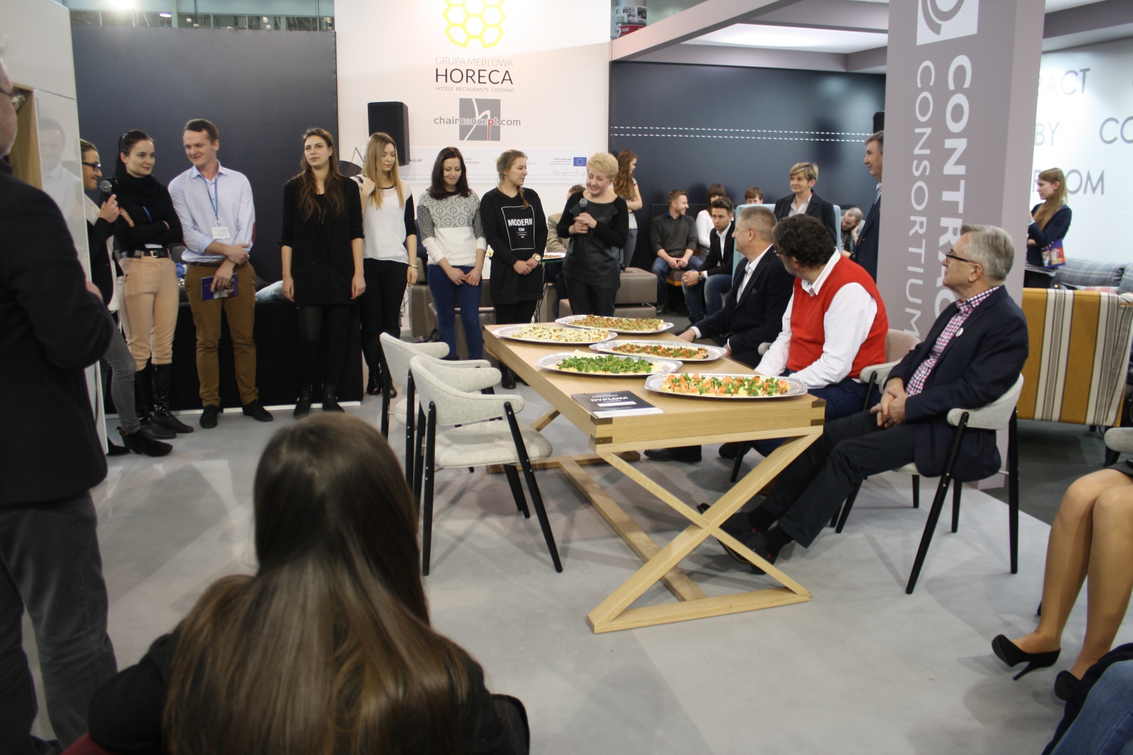 Młodzi projektanci podsumowywali swoją współpracę z marką Chairconcept. Fot. Piotr Sawczuk 
