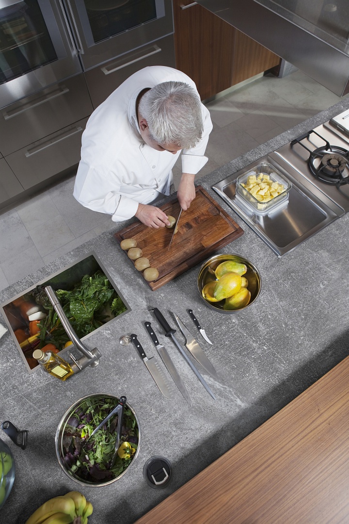 Blat Urban Concrete (R5806). Producent: Pfleiderer. Materiał: Wszystkie blaty kuchenne Pfleiderer pokryte są laminatem wysokociśnieniowym HPL, który odporny jest na uderzenia, wgniecenia, zarysowania oraz ścieranie powierzchni, a także na promieniowanie UV i działanie pary wodnej.
Grubość: 38 mm.D ostępna struktura: Matt. fot. Archiwum