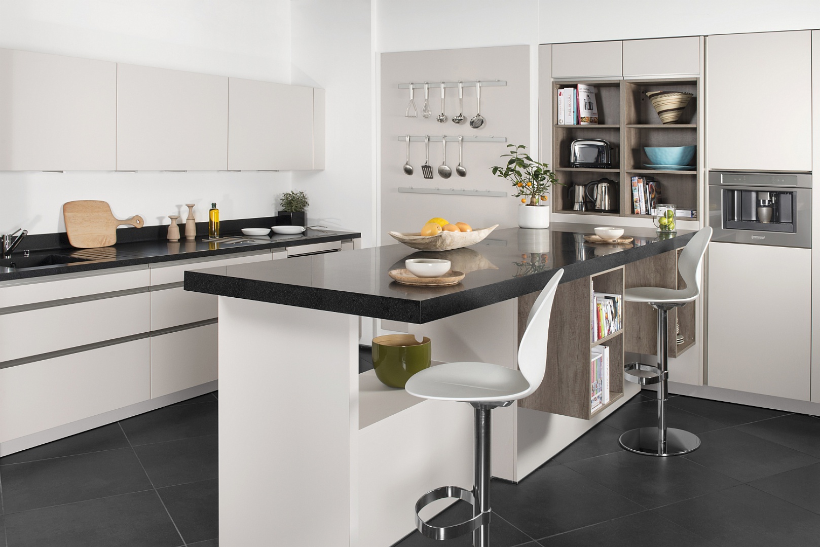 Deep Night Sky
Producent: DuPont
Materiał: DuPont Corian
Grubość: 12 mm
Kolor: wszystkie kolory z palety kolorów DuPont Corian. Tutaj - Deep Night Sky (z konstelacją przezroczystych cząstek). Fot. Archiwum