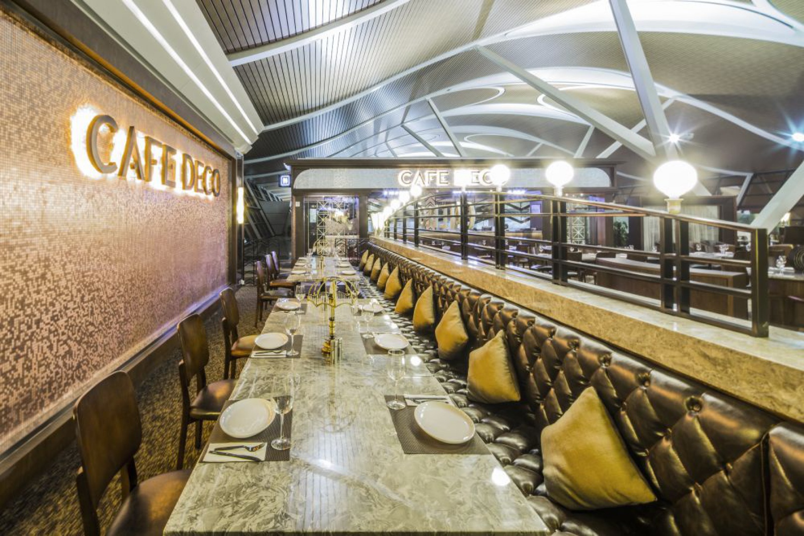 Strefa jadalniana Cafe Deco mieści się na niebagatelnej powierzchni 431 m². Lokal może obsłużyć jednocześnie 180 osób. Goście mogą wybierać kameralne stoliki lub zająć miejsce przy długim, marmurowym stole. Fot. Cafe Deco