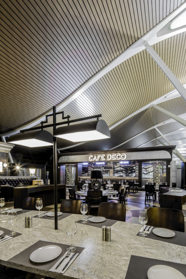 Architekci pracując nad projektem restauracji wykorzystali elementy konstrukcyjne lotniska. Efektowny sufit idealnie wpisuje się w stylistykę tego wnętrza. Fot. Cafe Deco