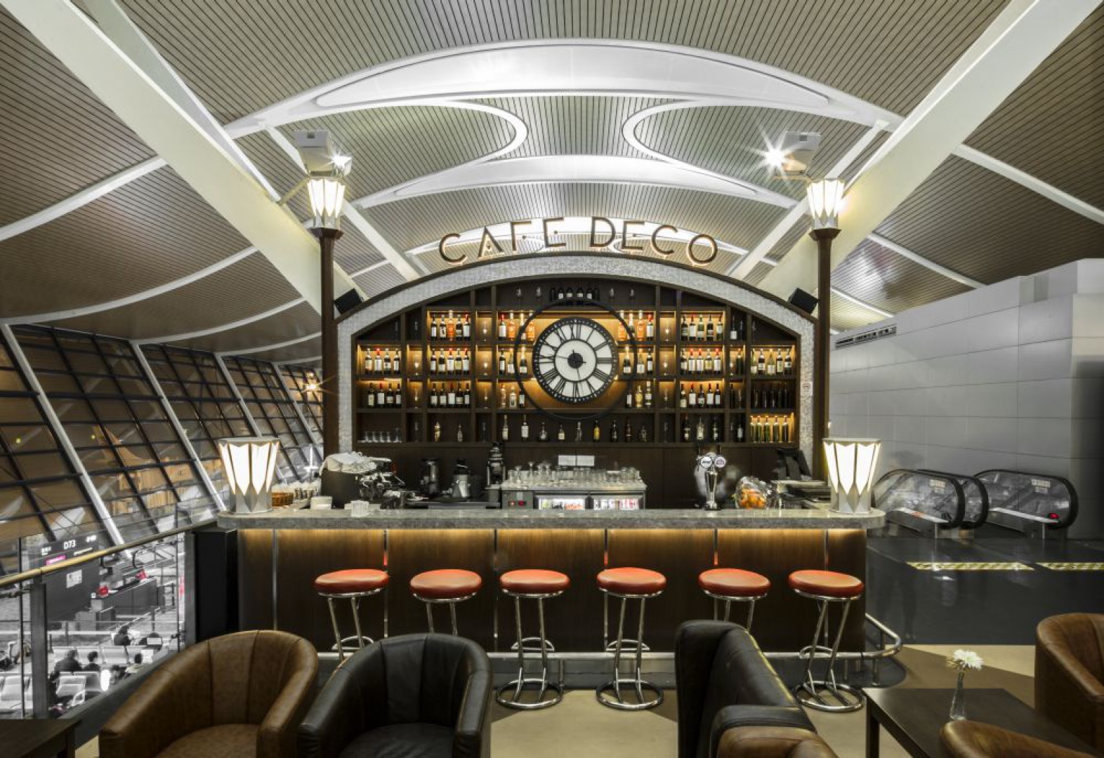 Cafe Deco znajduje się w międzynarodowym porcie lotniczym jest więc miejscem relaksu dla turystów i pasażerów tranzytowych, którzy mogą tu zjeść lub przyjść na łyk whisky. Co ciekawe – stołki barowe pokryte są strusią skórą. Fot. Cafe Deco