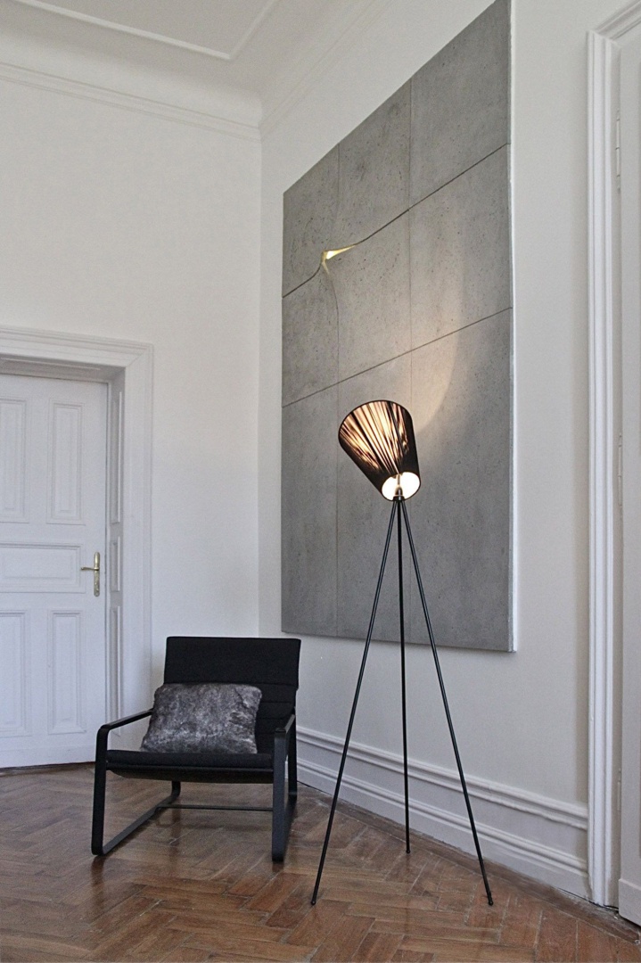 Deco room w Krakowie. Na ścianie betonowe płyty. Fot. Concreate