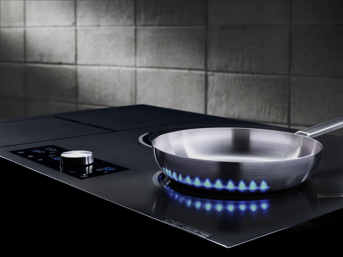 Piekarnik Gourmet Vapour Technology™ z intuicyjnym kolorowym ekranem dotykowym LCD i możliwością sterowania przez Wi‑Fi. Fot. Samsun