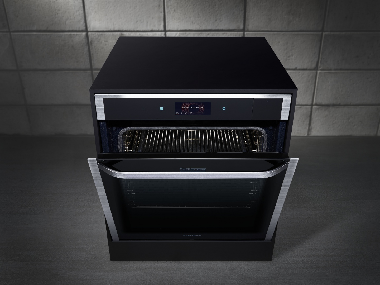 Piekarnik Gourmet Vapour Technology™ z intuicyjnym kolorowym ekranem dotykowym LCD i możliwością sterowania przez Wi‑Fi. Fot. Samsung