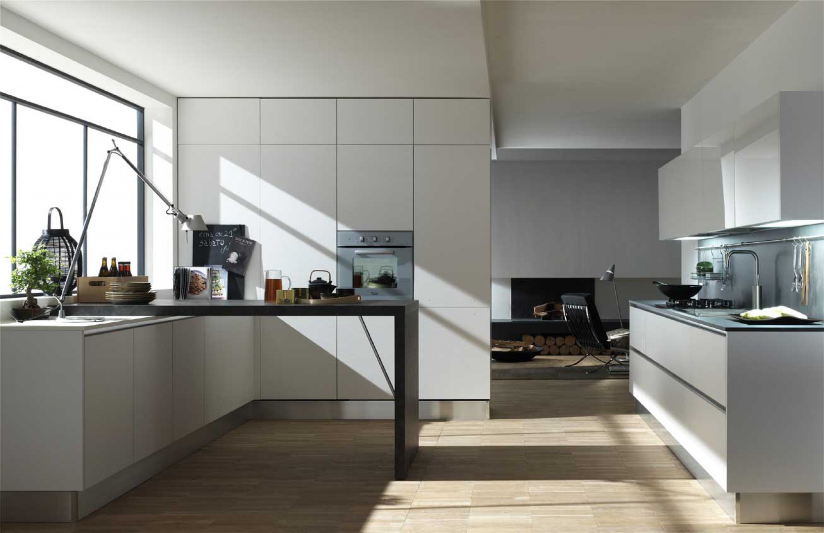 Jasna kuchnia marki Italia Style to nowoczesne szafki z systemem dotykowym, bez uchwytów. Kontrastują z drewnopodobną podłogą. Fot. Italia Style