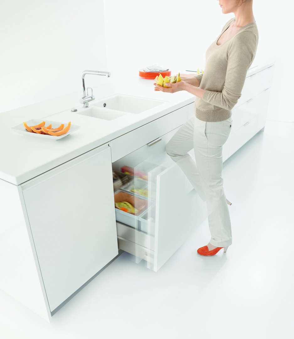 4. Firma Blum system do segregacji odpadów łączy z systemem otwierania na dotyk, który umożliwia utrzymanie frontów w czystości – otwarcie szafki wymaga jedynie delikatnego pchnięcia frontu, nie zaś jego pociągnięcia za np. uchwyt.  Fot. Blum
