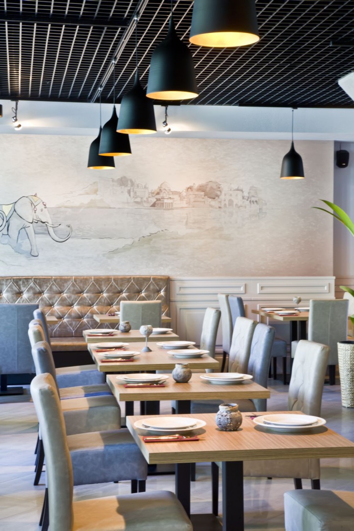 Salę oświetlają nowoczesne lampy zamontowane w systemie szynowym. Na zewnątrz czarne, zaś od wewnątrz utrzymane w kolorze miedzi wprowadzają do restauracji przyjemny nastrój. Są one również elementem dzielącym salę na poszczególne strefy dla gości. Fot. Maciej Zaczek/82studio