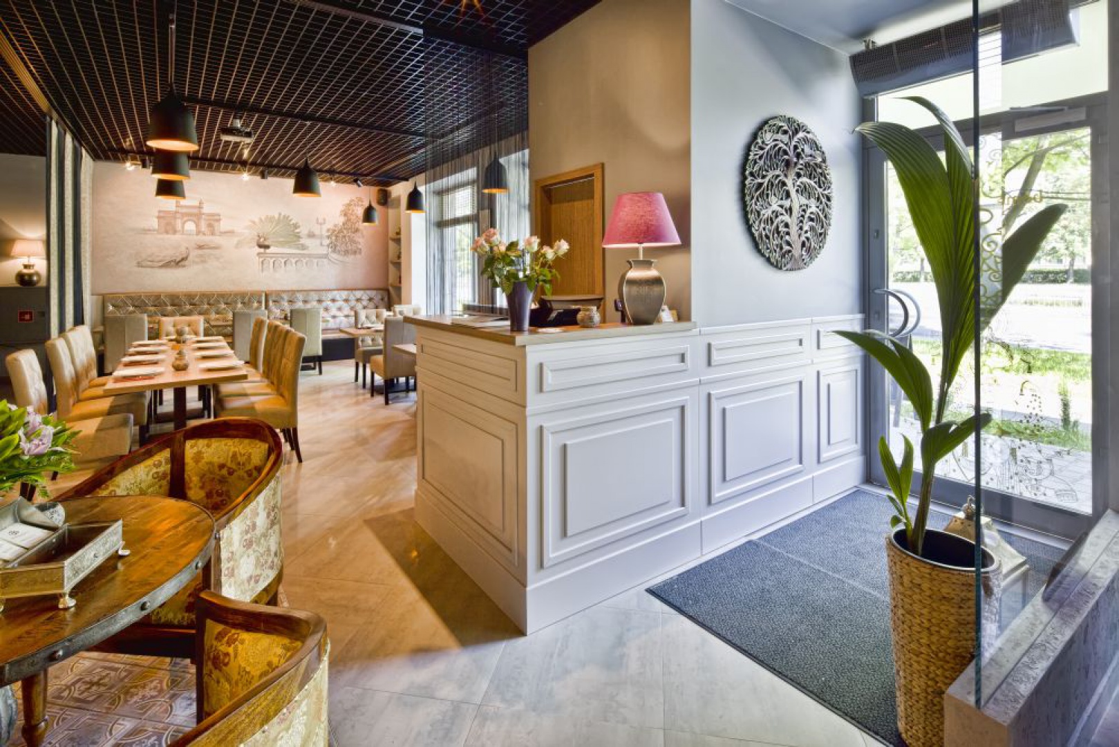 Marzeniem inwestorów było stworzenie lokalu, którego znakiem rozpoznawczym będzie otwarta kuchnia. Dlatego klienci, którzy odwiedzają restaurację indyjską Bombaj Masala, równie dobrze jak konsumpcją wyśmienitych posiłków, mogą zająć się podpatrywaniem pracy tamtejszych kucharzy. Fot. Maciej Zaczek/82studio