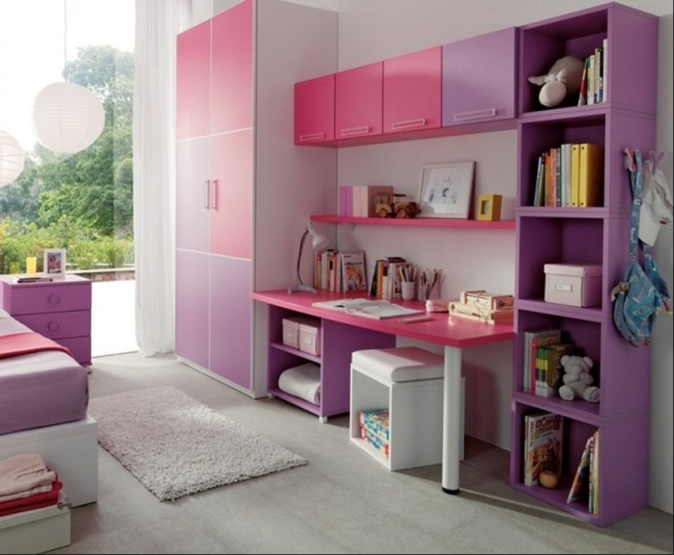 W pokoju dziecka sprawdza się w pełni zabudowana ściana. Fot. Muebles Lara