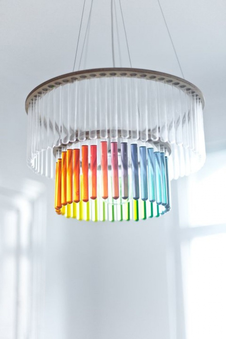 Maria S.C. to żyrandol wykonany z probówek. Składa się z dwóch modułów różnej wielkości, które mogą występować razem bądź oddzielnie.  Fot. Pani Jurek