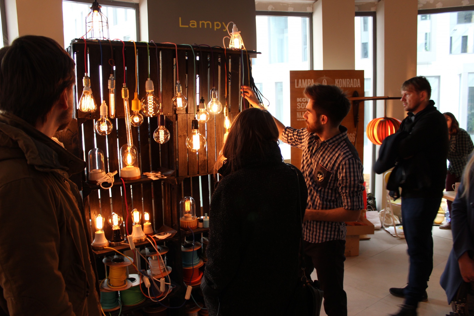 Stoisko z designerskimi lampami. Fot. Piotr Sawczuk 