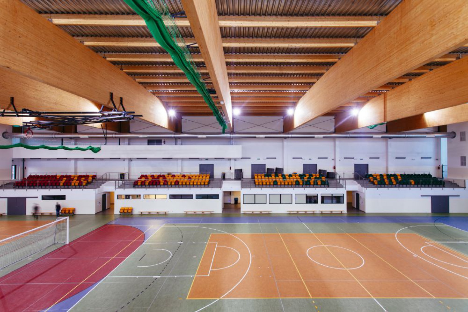 Z zaplecza szatni jest bezpośredni dostęp do hali sportowej, w której każde boisko do gry nawiązuje do kolorystyki herbu gminy Lesznowola. Fot. Rafał Kłos