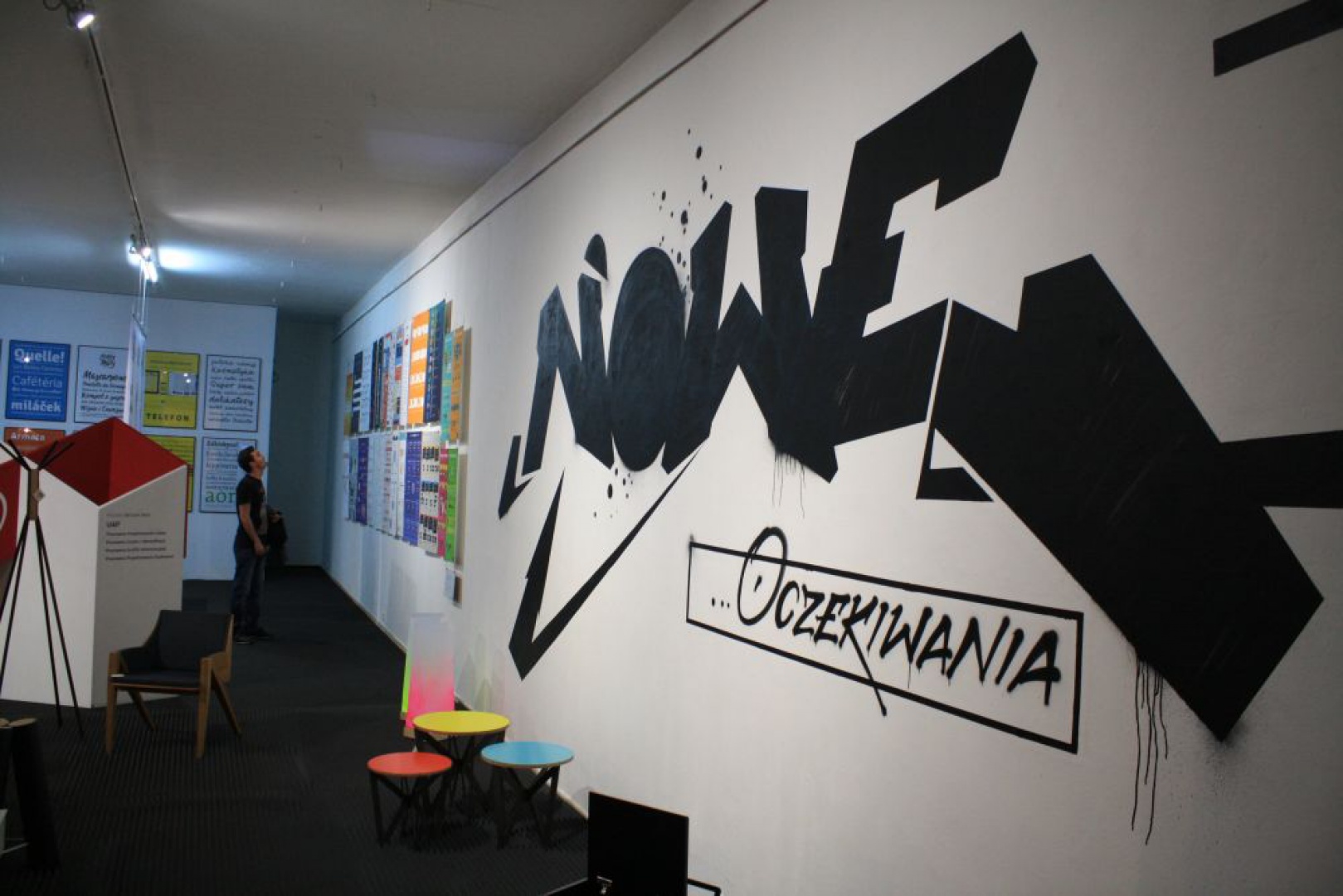 Młodzi twórcy podejmują odpowiedzialne decyzje projektowe w czasach nieograniczonych możliwości technologicznych i ogromnej ilości zbędnych przedmiotów wytwarzania przez konkurujące ze sobą firmy. Nowe Oczekiwania. Fot. Piotr Sawczuk 