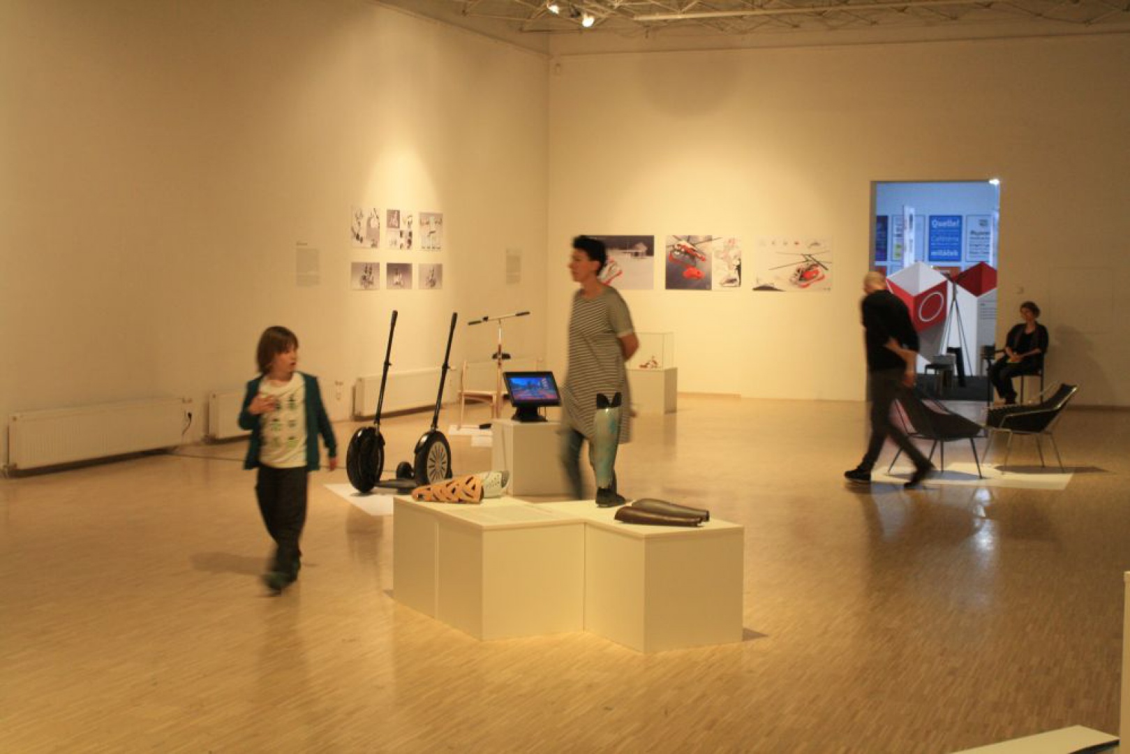 Wystawy w ramach II edycji Poznań Design Days, podczas sobotniego spaceru, odwiedził między innymi projektant Piotr Kuchciński z rodziną. Fot. Piotr Sawczuk 