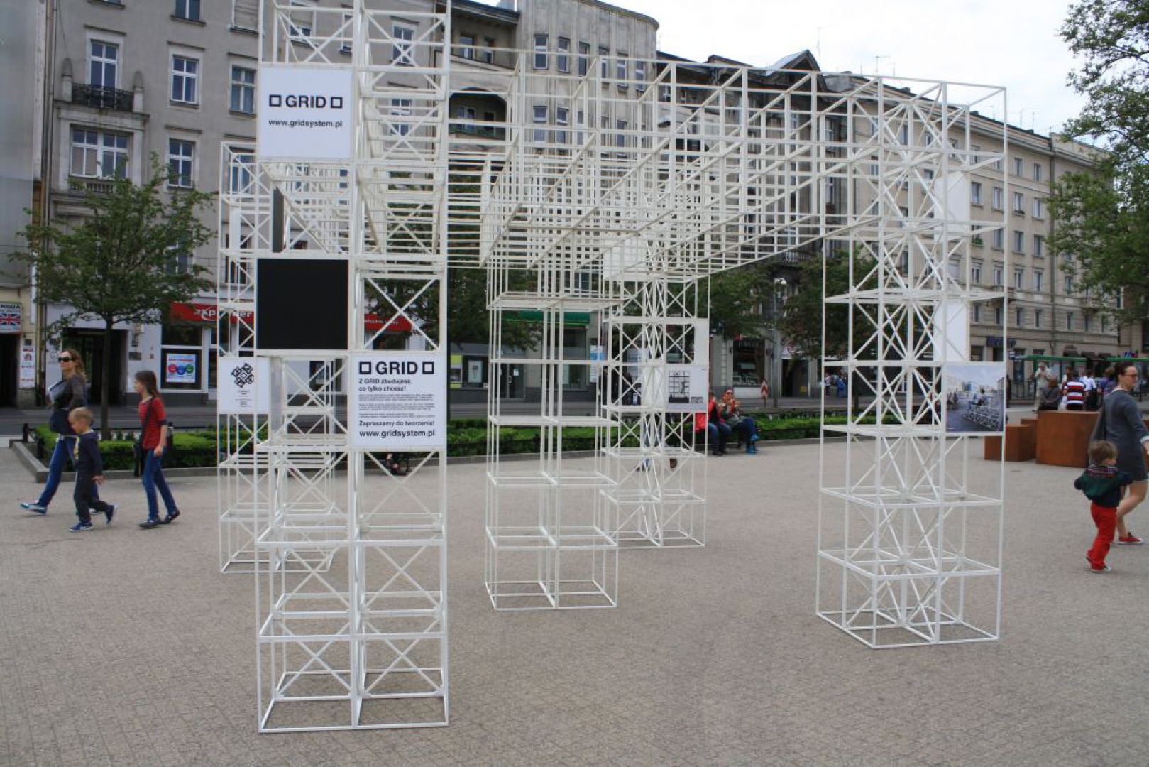 Meble Grid, zaprezentowane na placu Wolności bazują na białej lub czarnej sześciennej kostce, o wymiarach 40/40/40 cm, wykonanej z nylonu, wzmocnionego włóknem szklanym. Moduł podstawowy można uzupełniać akcesoriami takimi jak półki, blaty, boki, szuflady i innymi. Fot. Piotr Sawczuk 