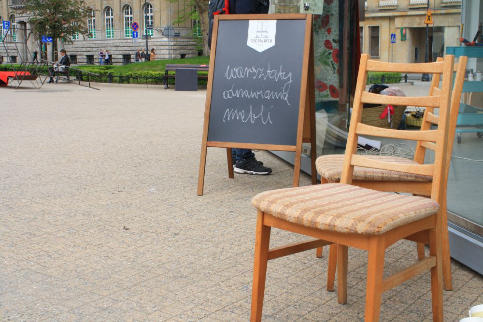 Warsztaty odnawiania mebli na Placu Wolności w Poznaniu, podczas Poznań Design Days 2015. Fot. Piotr Sawczuk