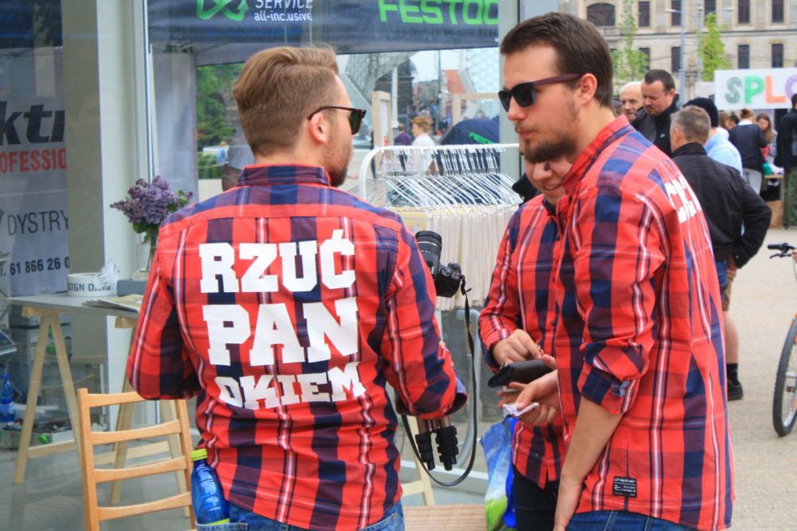 Prowadzący warsztaty odnawiania mebli \