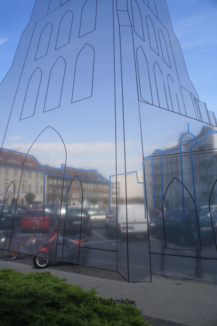 Kiedy dopasowało się niebieskie linie do konturów istniejących budynków, można zauważyć realną skalę nieistniejącego budynku Kolegiaty św. Marii Magdaleny. Fot. Piotr Sawczuk