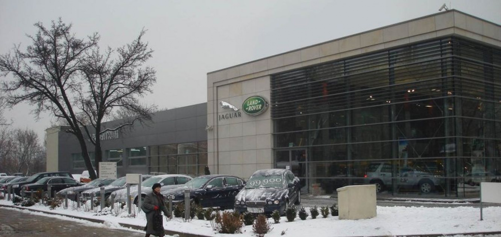 Salony firmy Jaguar Land Rover zaprojektowane zostały z myślą o stworzeniu jak najbardziej funkcjonalnej, a zarazem eleganckiej przestrzeni dla prezentacji samochodów. Fot. Nizio International