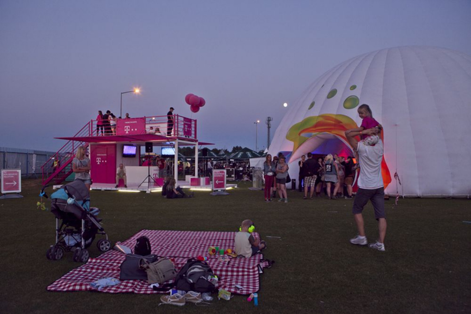 Realizacja dla marki T-mobile na pikniku rodzinnym, na którym stoisko powstało firmy powstało z kilku kontenerów. Fot. Boxme