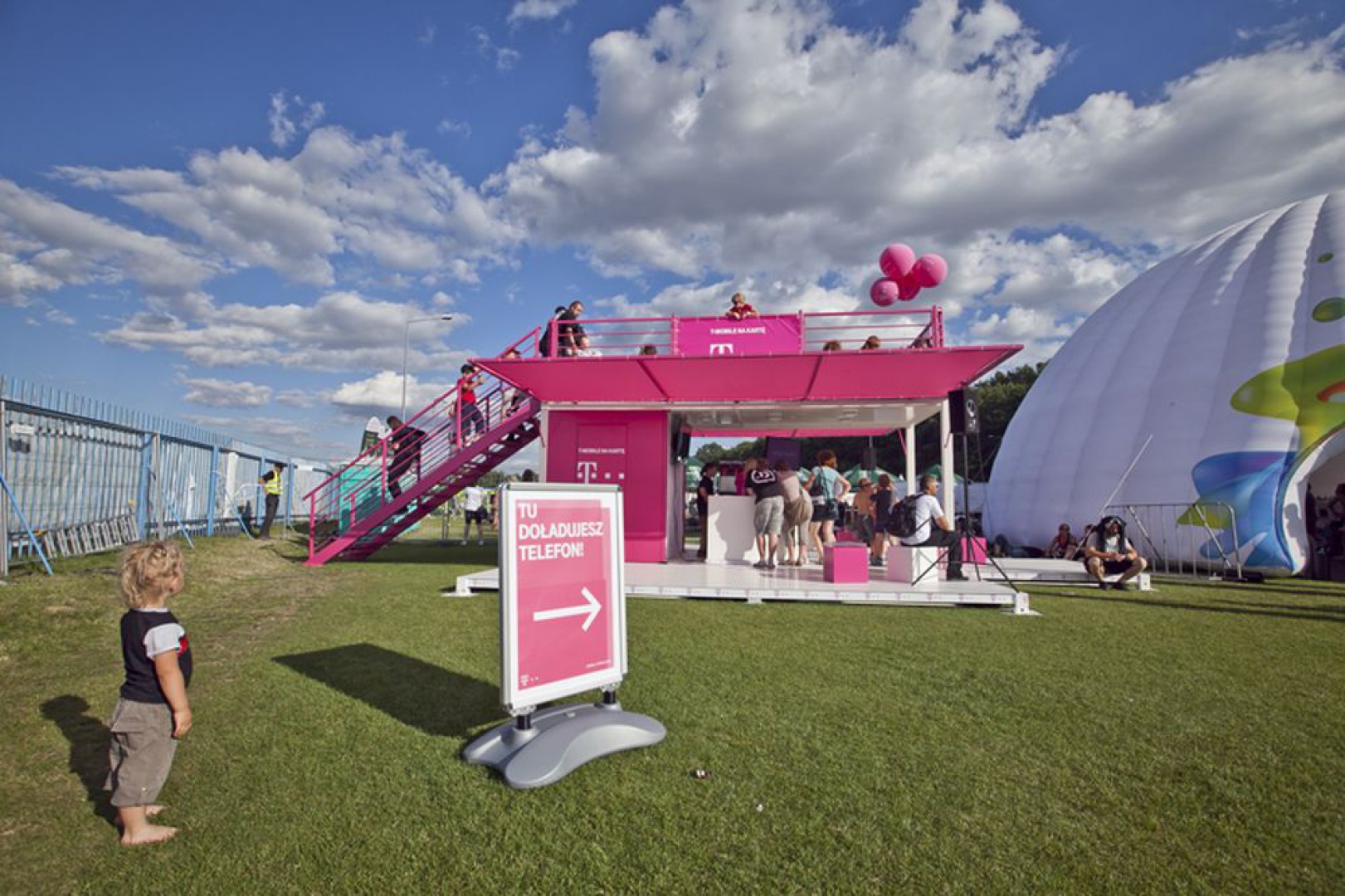 Przenośne biuro i punkt reklamowy marki T-mobile powstał z kontenerów, zaprojektowanych przez markę Boxme. Fot. Boxme