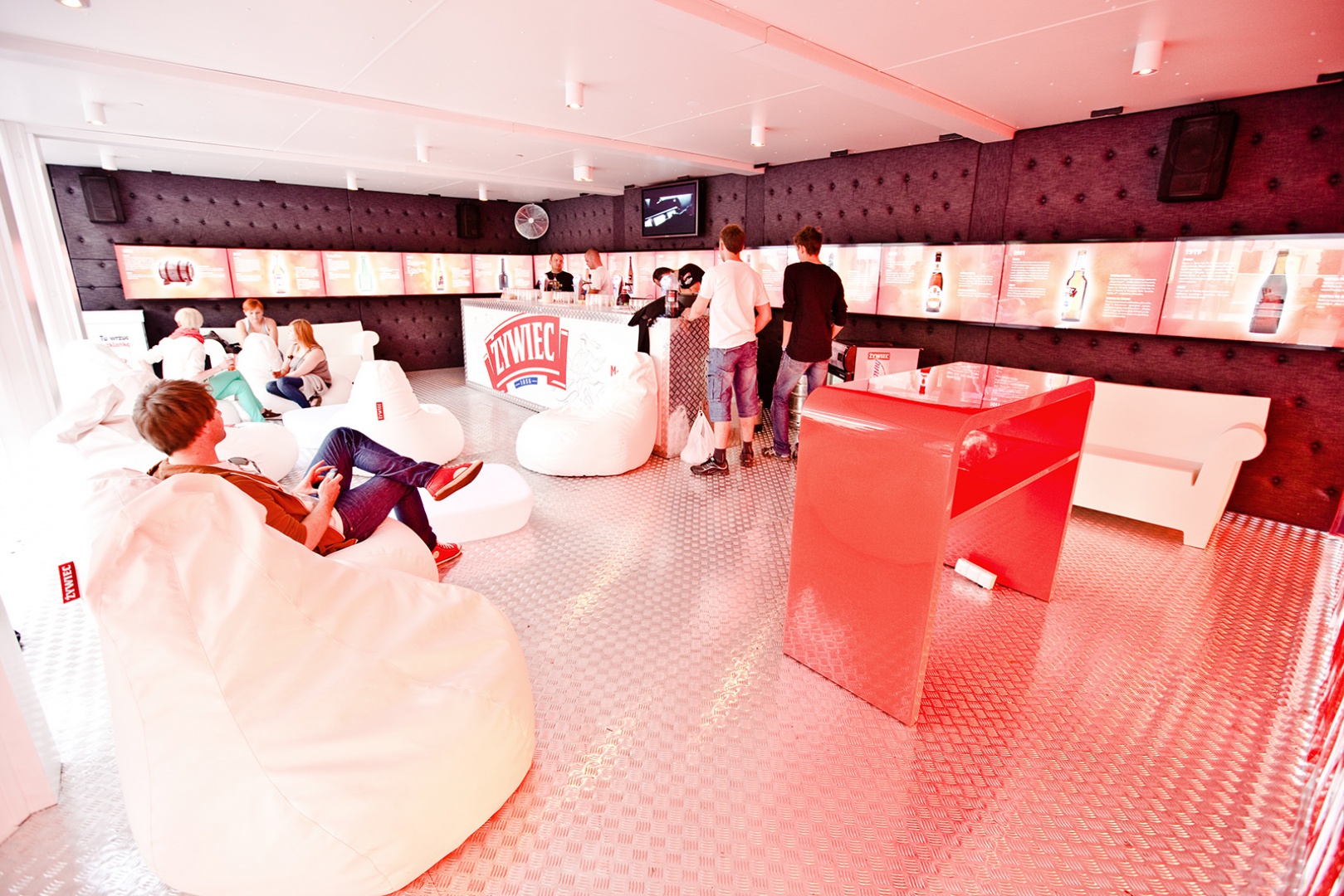 Bar marki Żywiec zbudowany na podstawie kontenera to świetny pomysł na designerskie wnętrze. Fot. Boxme