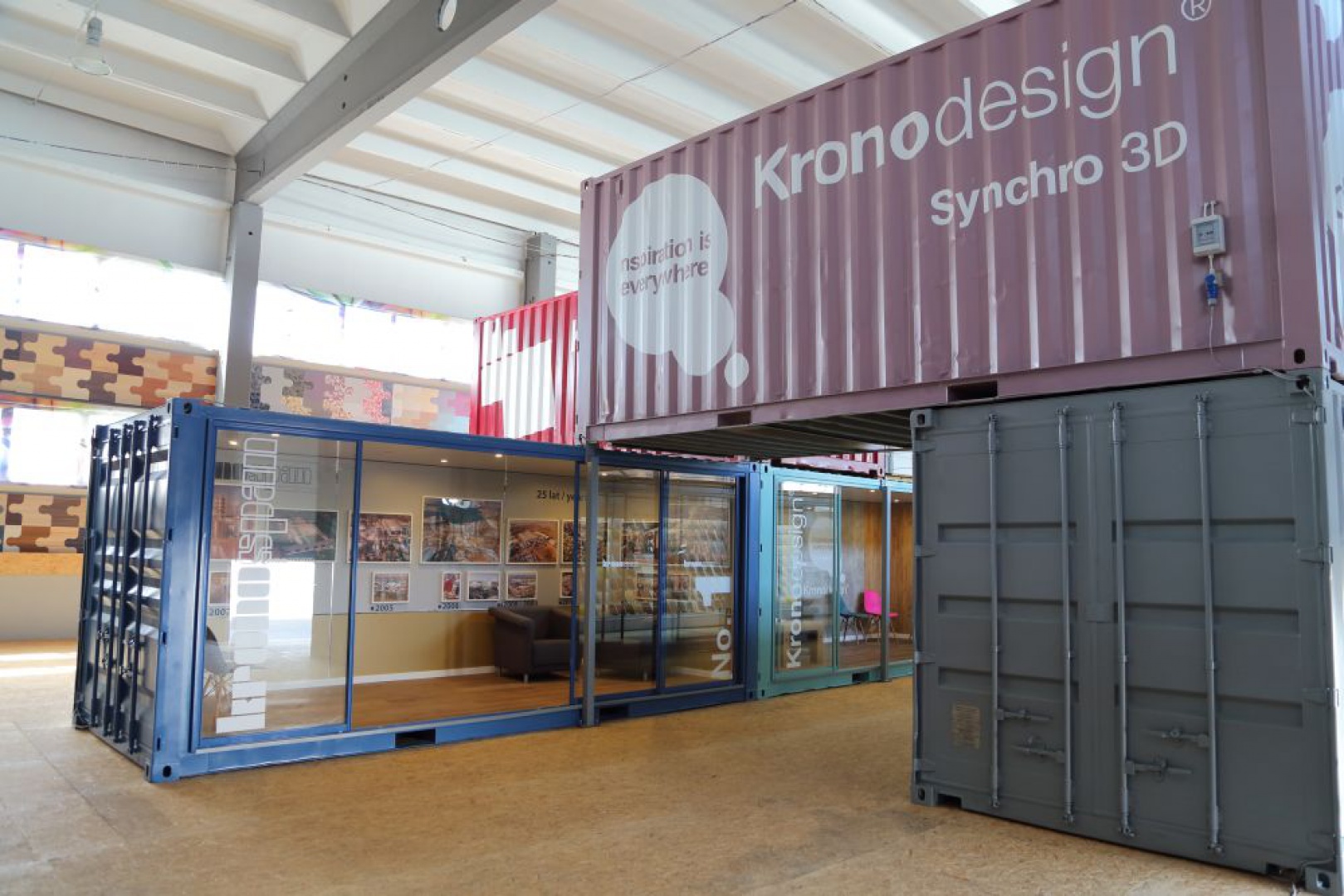 Realizacja showroomu dla marki Kronopol. W projekcie wykorzystano kilka kontenerów, tworzących ze sobą spójną konstrukcję. Fot. Boxme