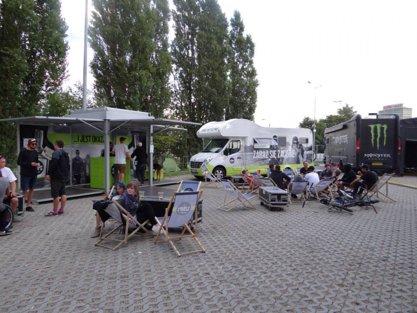 Stoisko marki Sznaps zaprojektowane i zrealizowane z kontenerów. Fot. Boxme