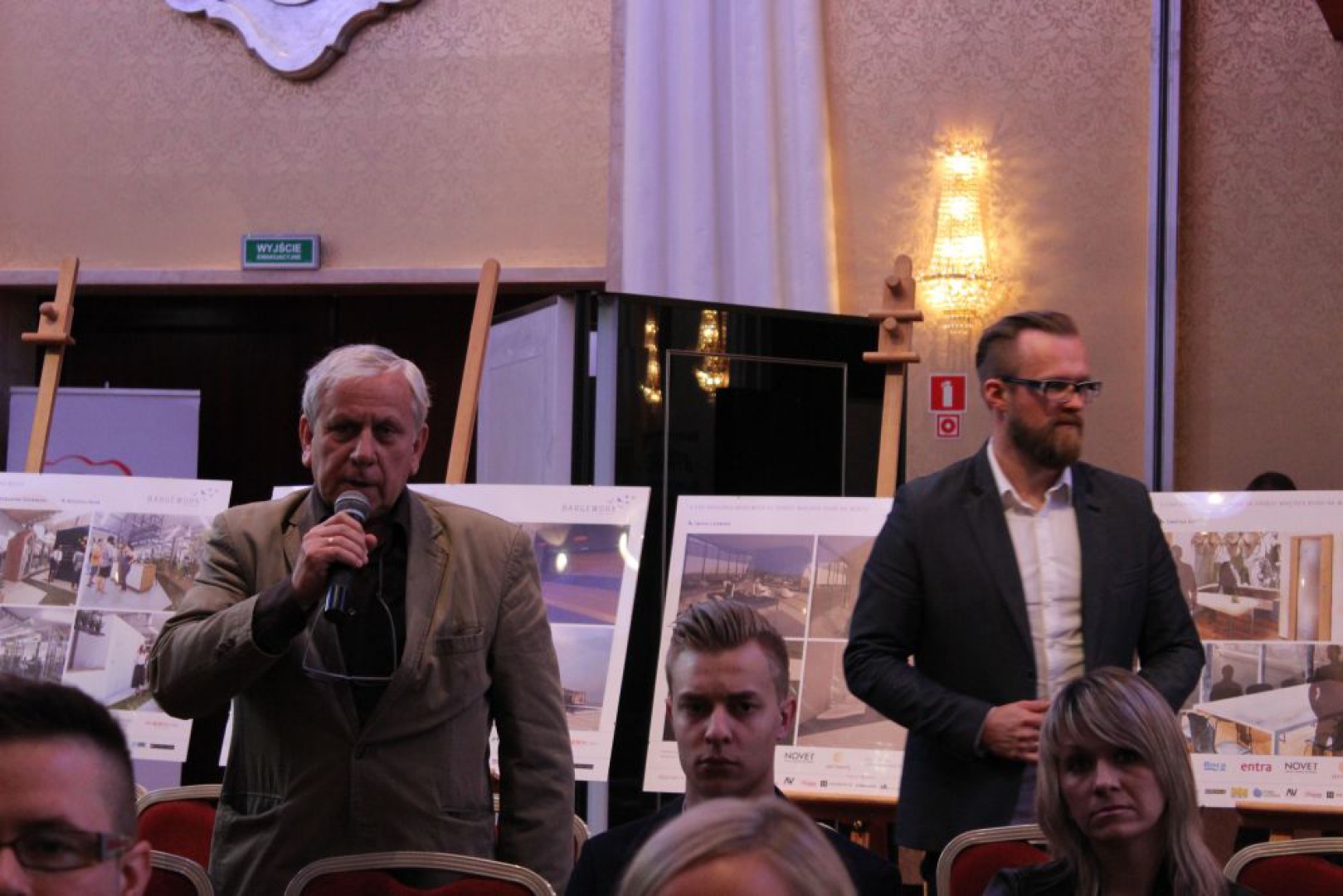 Podczas debaty, jej słuchacze brali w niej czynny udział. Zadawali ekspertom pytania dotyczące architektury i projektowania. Fot. Arkadiusz Kaczanowski