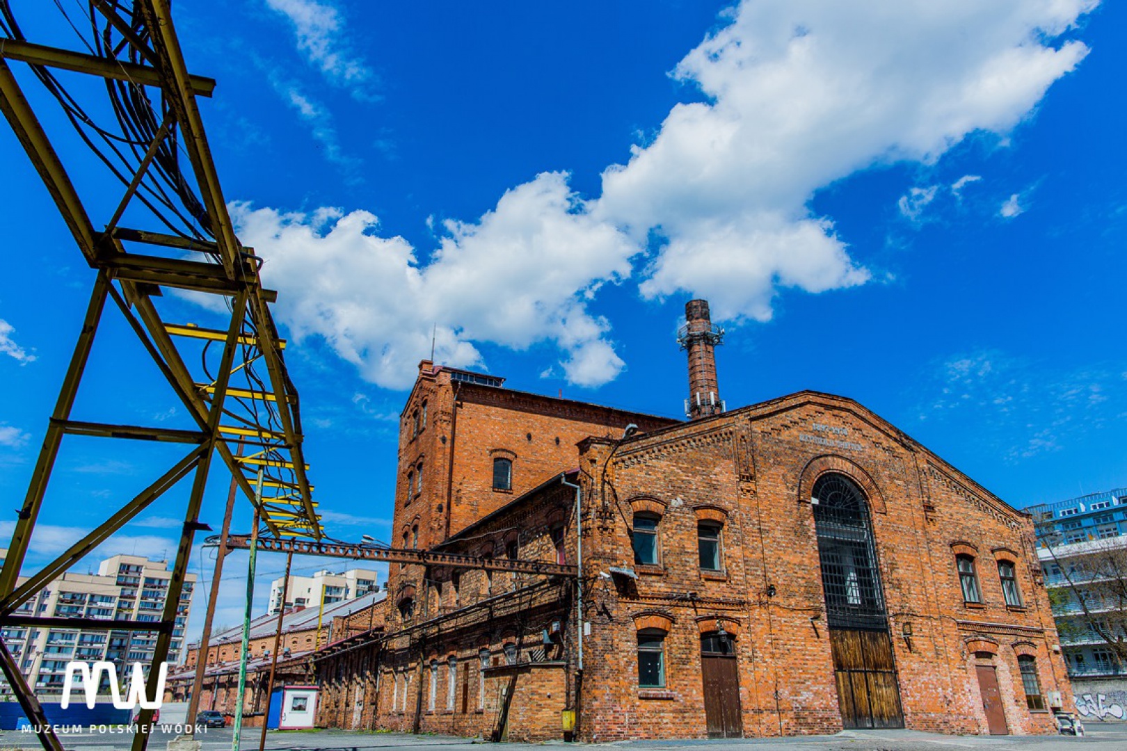 Historia tego zakładu sięga końca XIX wieku. W zabytkowych murach fabryki przez ponad 100 lat produkowano wódki czyste, gatunkowe i winiaki. To tu powstawały receptury wielu znanych w Polsce i na świecie marek. Fot. MW