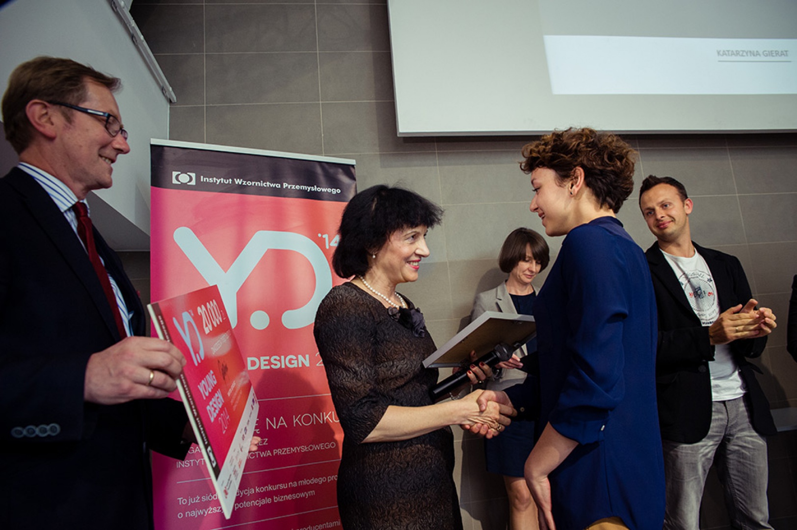 Finały Young Design 2014. Prezes IWP, Bożena Gargas wręcza nagrodę główną zwyciężczyni konkursu, młodej projektantce Katarzynie Gierat. Fot.Patrycja Mic/IWP